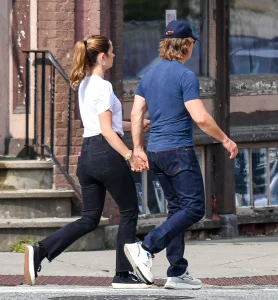 Renée Zellweger Backs Tom Cruise Amid Rumored Romance with Ana de Armas, Reveals Close Bond