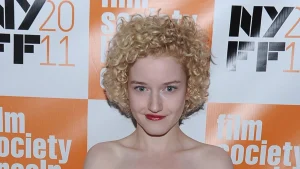 Julia Garner’s Stunning Career Transformation: From Shy Indie Star to Emmy-Winning Hollywood Icon