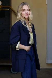 Amanda Seyfried Twins Julia Roberts by Borrowing Her Iconic Outfit