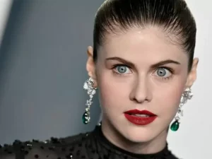 Alexandra Daddario Reacts to Wonder Woman DC Universe Talks