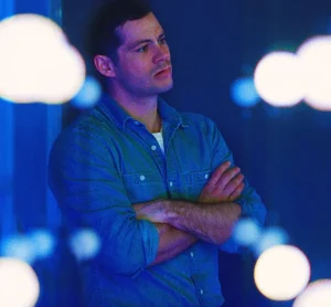 Dylan O’Brien’s Gay Nipple Scene in Twinless Breaks Internet