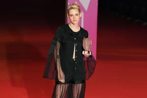 Kristen Stewart Stuns with Bold Brunette Transformation in Paris