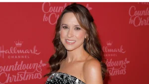 Lacey Chabert’s Heartwarming Meeting with Young Fan Caught on Video