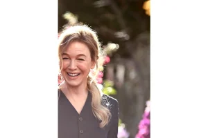 Renée Zellweger’s Messy Ponytail Revives Y2K Hair Trend