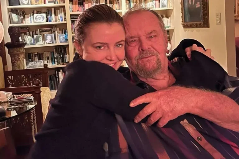 Jack Nicholson Appears in Rare Family Thanksgiving Photo