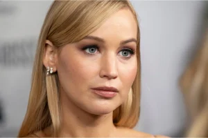 Jennifer Lawrence Regrets SNL Hosting—But Not Illness