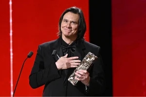 Jim Carrey’s César Appearance Sparks Mask and AI Theories