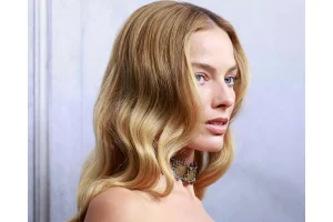 Margot Robbie Debuts Chic Chanel Bob at Paris Fashion Week