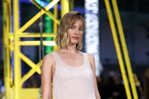 Margot Robbie’s Paris Look Sparks Concern Among Fans
