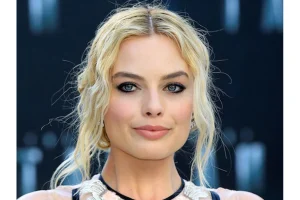 Margot Robbie’s New Bob Shocks Fans at Paris Fashion Week