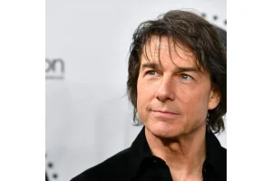 Tom Cruise Shares Warm Kiss with Elle Fanning at Saturn Awards
